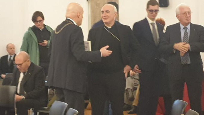 El Gran Maestre de Italia dice ante el arzobispo de Miln que desea caminar junto al Papa a la luz del Gran Arquitecto