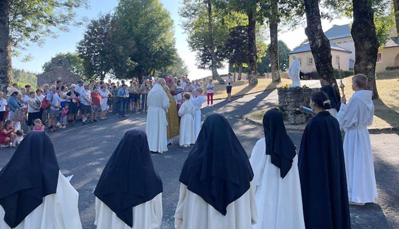 Madre Ana: Nuestra fe cristiana debe cambiar radicalmente nuestra visin del mundo para colorearlo con la luz pascual