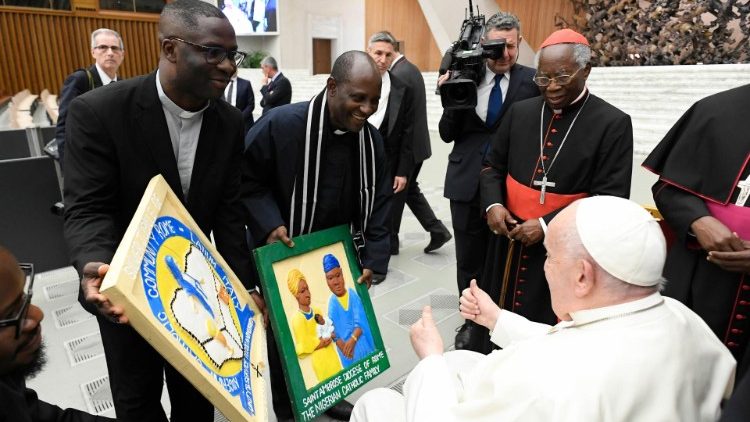 Francisco a los nigerianos en Roma: comunidad s, tribalismo no