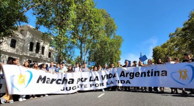 Miles de argentinos participan en varias marchas por la vida