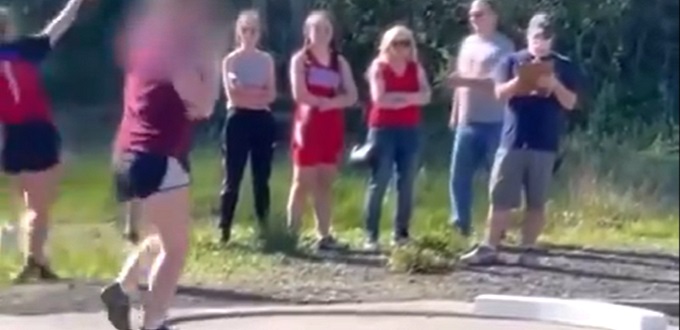 Cinco chicas de secundaria se niegan a competir contra un chico trans en la prueba de lanzamiento de peso del concurso de atletismo