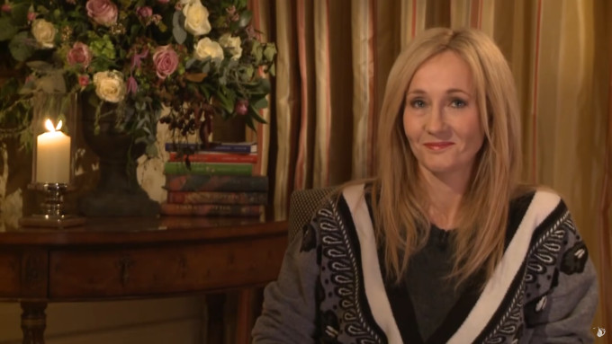 JK Rowling desafa a la polica escocesa a arrestarla por no aceptar el dogma transexual