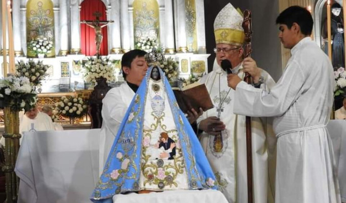Mons. Urbanc bendice la imagen de la Virgen del Valle con el Papa y Milei abrazndose en su manto