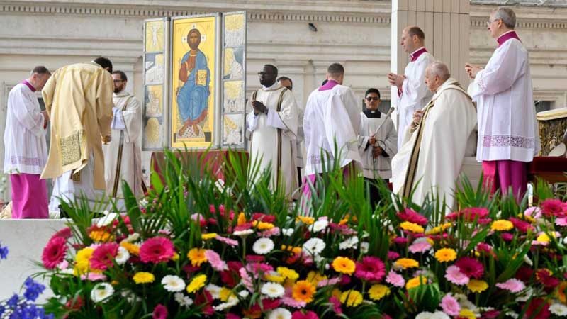El Papa llama a los fieles a renacer en la luz de Jess Resucitado