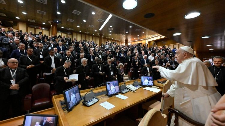 Francisco pide a los prrocos ser constructores de una Iglesia sinodal misionera