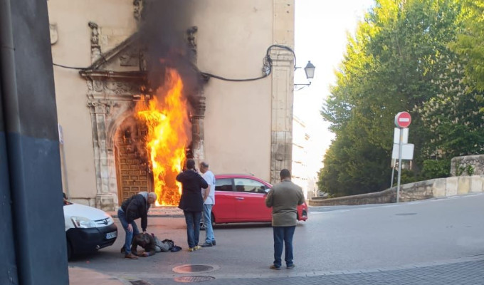 Un enfermo psiqui�trico prende fuego la puerta del convento de las Concepcionistas en Cuenca