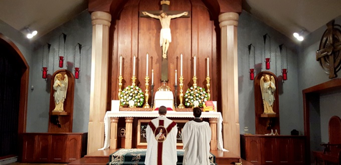 Monseñor Earl Fernandes: En una época de liturgias «poco inspiradoras», se necesitan silencio y reverencia en la misa Monseñor Earl Fernandes: En una época de liturgias «poco inspiradoras», se necesitan silencio y reverencia en la misa
