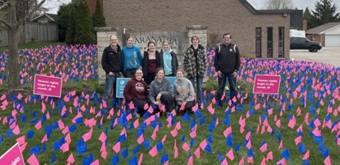 Iglesia canadiense coloca miles de banderas para recordar a los bebés asesinados por abortos Iglesia canadiense coloca miles de banderas para recordar a los bebés asesinados por abortos