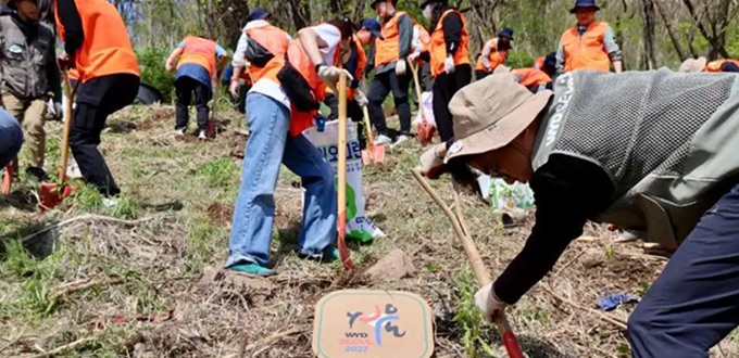 Jóvenes coreanos plantan árboles para prepararse para la Jornada Mundial de la Juventud Jóvenes coreanos plantan árboles para prepararse para la Jornada Mundial de la Juventud