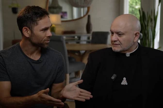 El P. Carlos Martins, director de The Exorcist Files, absuelto de cargos de delito menor