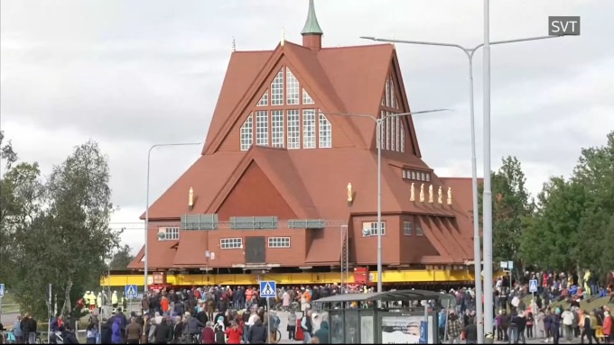 Trasladan entera una iglesia luterana de madera cinco kilómetros Trasladan entera una iglesia luterana de madera cinco kilómetros
