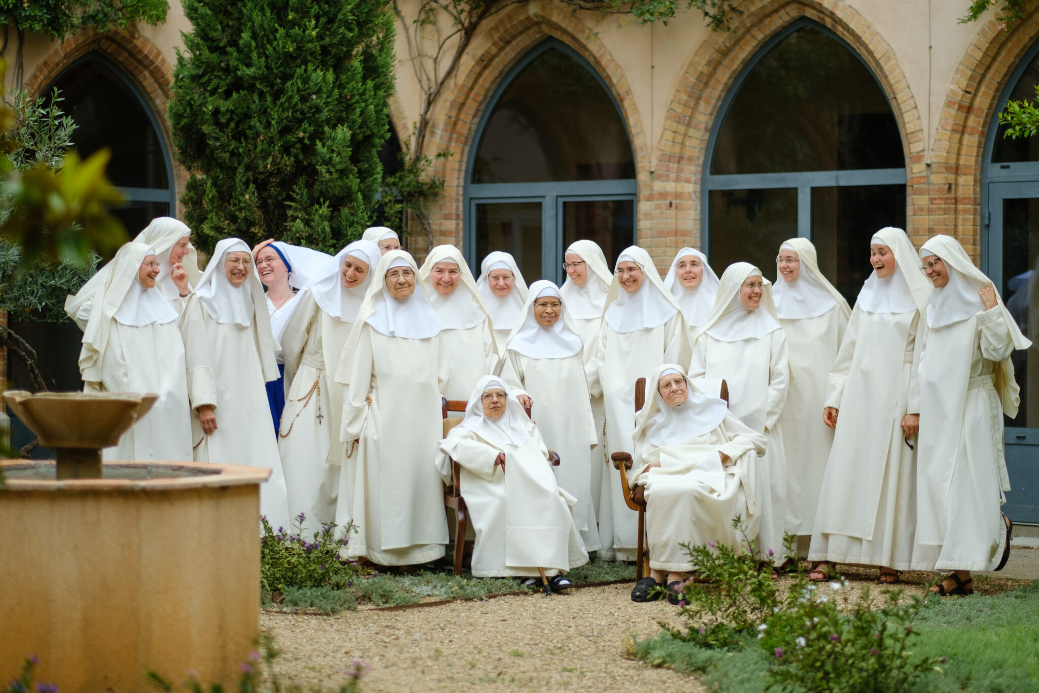 Las canonesas de Azille: orden antigua, monjas jvenes