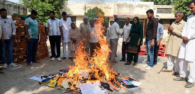 Cristianos obligados a renunciar a su fe y a quemar Biblias en el norte de la India