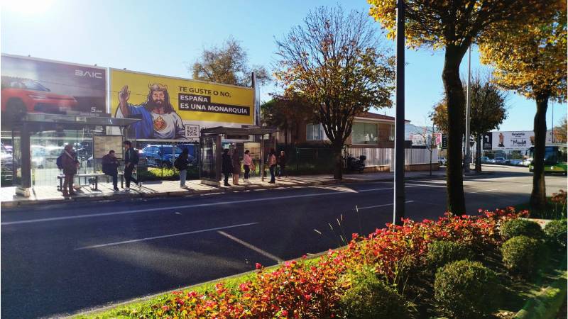 Te guste o no, Espaa es una monarqua, Viva Cristo Rey! empapela 15 ciudades espaolas