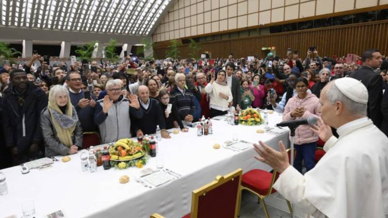 El Cardenal Krajewski desmiente exclusiones deliberadas de personas trans en el almuerzo papal