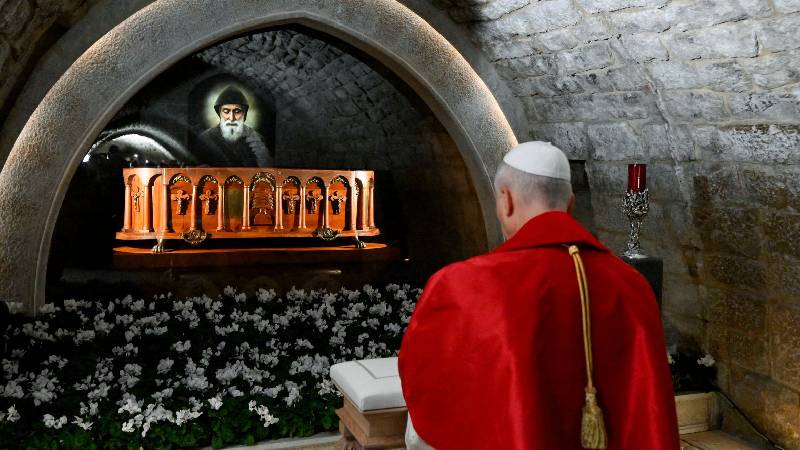 Len XIV reza ante la tumba de San Charbel y pide paz para el Lbano y Oriente Medio