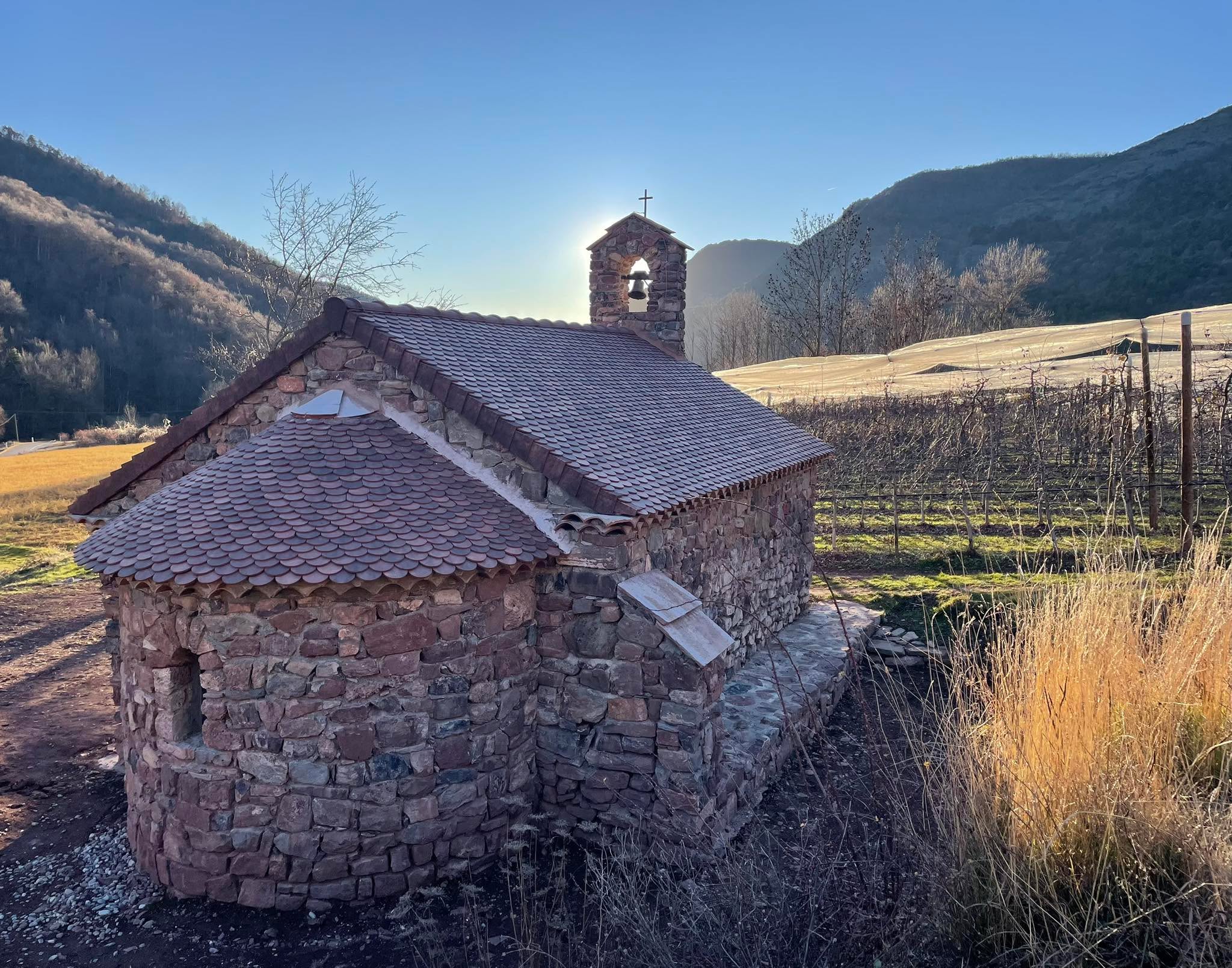 Iglesia del siglo XI en ruinas, reconstruida