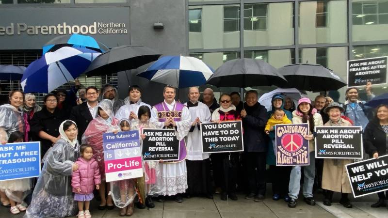 Bajo la lluvia y el fr�o, un grupo de cat�licos asisti� misa frente a Planned Parenthood en San Francisco