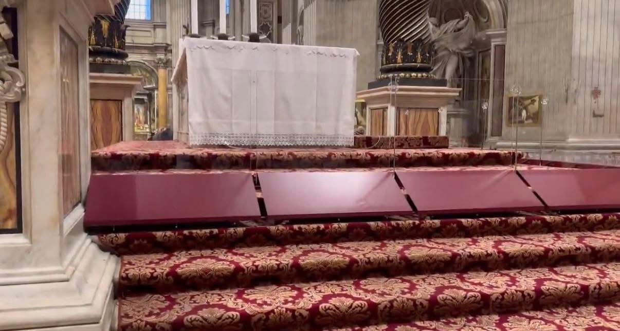 Barreras antiprofanaci�n rodean el altar en San Pedro