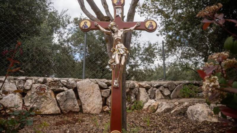 Israel repone la imagen de Cristo destruida por uno de sus soldados en el L�bano y sanciona a los implicados