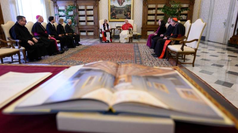 El Papa reconoce ante la arzobispesa de Canterbury que �nuevos problemas� dificultan la comuni�n y que el anglicanismo est� dividido