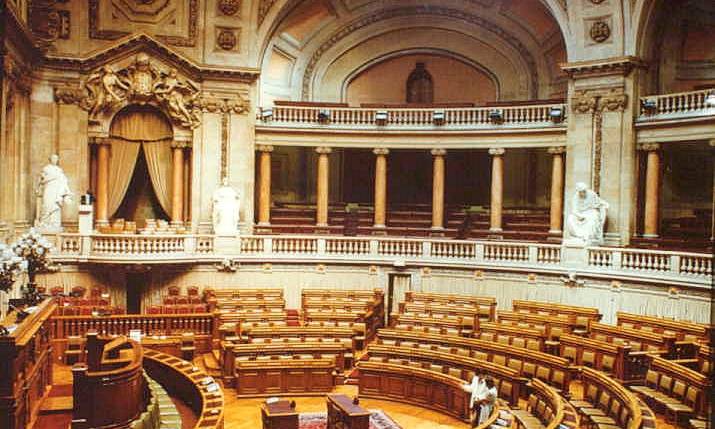 El Parlamento portugu�s veta las banderas LGTBI, partidistas y de protesta en todos los edificios oficiales del pa�s