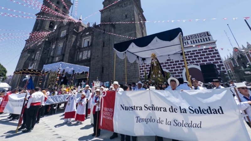 Cerca de 200.000 fieles acompa�an la procesi�n de Viernes Santo en Puebla