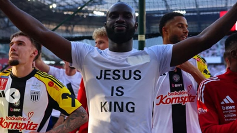 �JES�S es Rey�: Samuel Adeniran celebra el t�tulo con su fe
