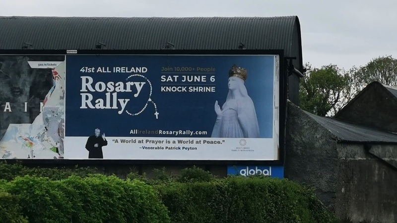 Cincuenta vallas publicitarias en toda Irlanda convocan a los fieles al mayor acto cat�lico del a�o