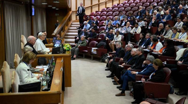 El Papa advierte contra los movimientos que se encierran en s� mismos: �La Iglesia somos todos, �es mucho m�s!�