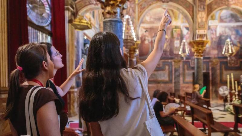 Millones de turistas entran cada verano en las iglesias europeas y salen sin haber entendido nada