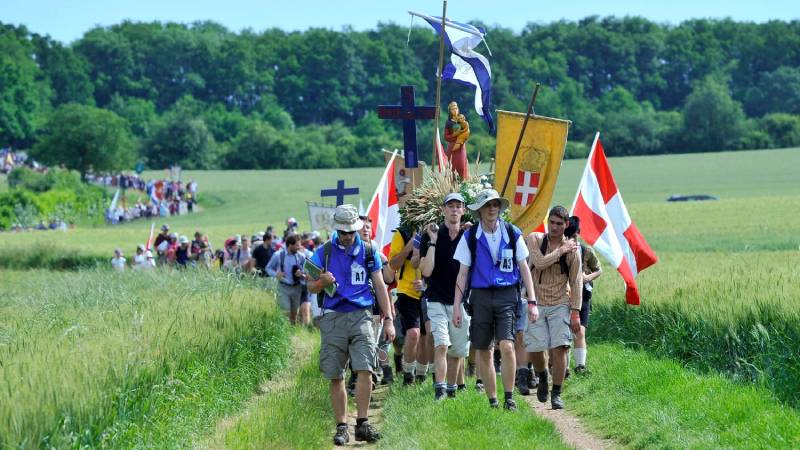 La peregrinaci�n Par�s-Chartres supera los 20.000 peregrinos en su 44.� edici�n