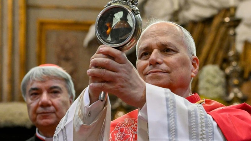El Papa Le�n XIV eleva ante los fieles la sangre licuada de San Genaro