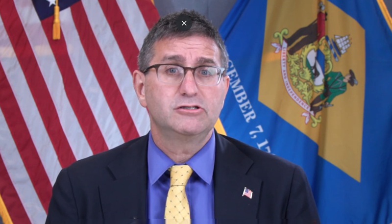 El gobernador dem�crata de Delaware firma una ley para proteger la �parentalidad� LGBT y eliminar los t�rminos �madre� y �padre�