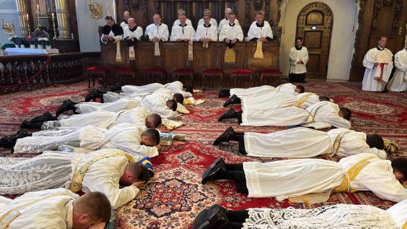 La Fraternidad San Pedro ordena 25 sacerdotes, su r�cord hist�rico, e iguala todas las ordenaciones diocesanas de Alemania
