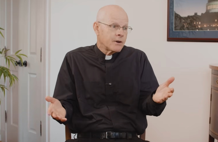 Exorcista de Washington destituido por decir que los ovnis son demonios