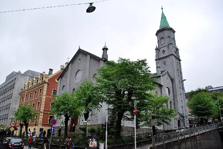 Tras siglo y medio, se consagra la mayor iglesia cat�lica de Noruega