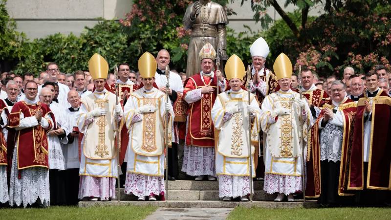 La Fraternidad San P�o X consagra cuatro obispos en �c�ne sin mandato pontificio