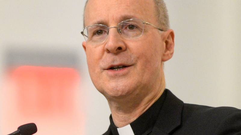 El jesuita James Martin pide ordenar sacerdotes �gais�