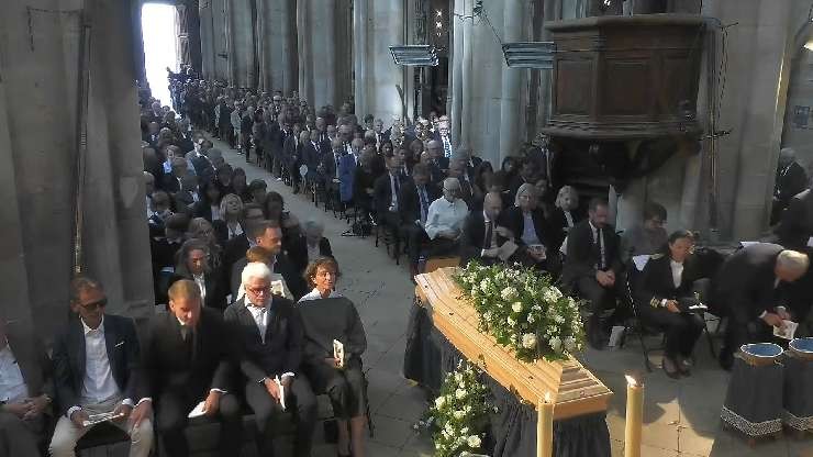 �En Italia los masones no tienen funeral cat�lico, pero en Francia s�?