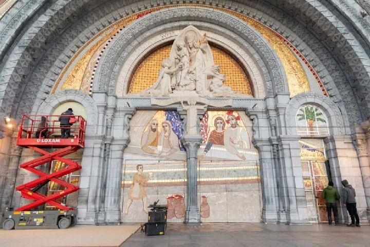 Mosaicos de Rupnick se cubrir�n cuando el Papa visite Lourdes