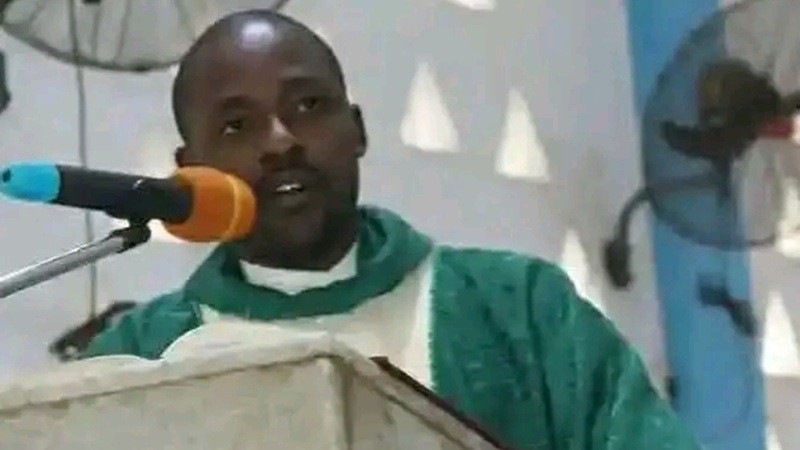 Nigeria: asesinan a machetazos al padre Samuel Oyetoro