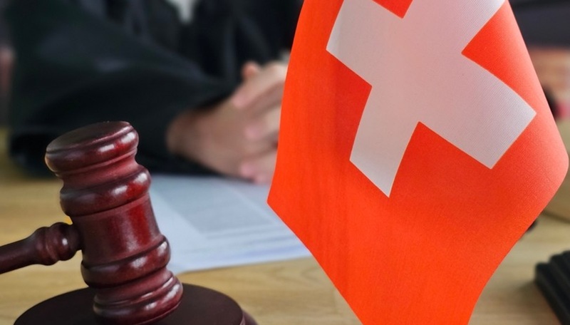 Hasta quince meses de c�rcel para unos j�venes suizos por introducir una cruz contra el �orgullo� en una iglesia cat�lica