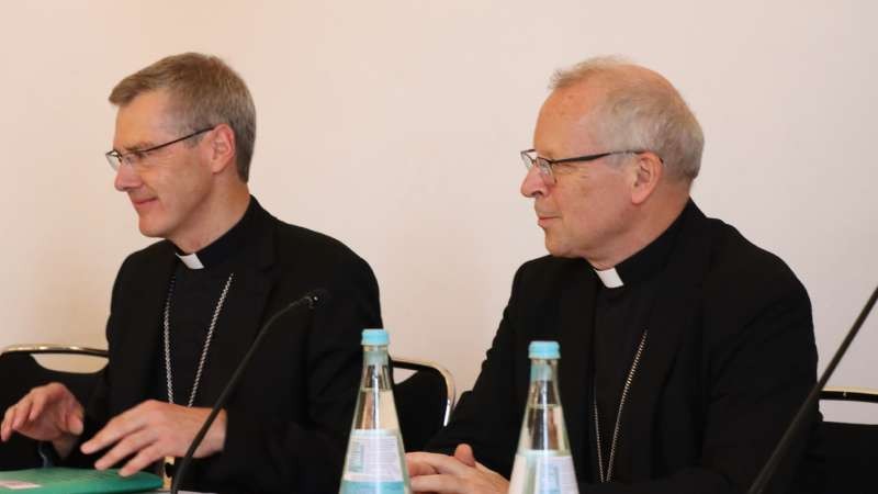 El Nuncio recuerda a los obispos alemanes que el Papa y la Eucarist�a impiden que la Iglesia se convierta �incluso en una ONG, de tinte cristiano�