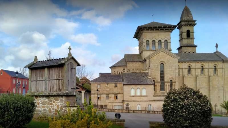 Profanan el sagrario de una iglesia de Guitiriz y esparcen las hostias consagradas por la plaza