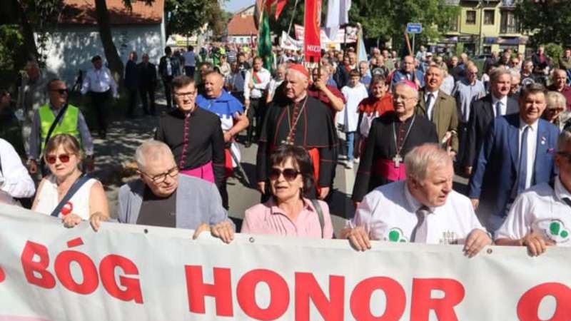 El Cardenal M�ller propone a los cinco m�rtires de Miedzyrzecz como modelo de fidelidad, valor y responsabilidad masculina