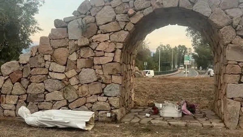 Dos j�venes simulan un acto sexual sobre una imagen de la Virgen en Porto-Vecchio