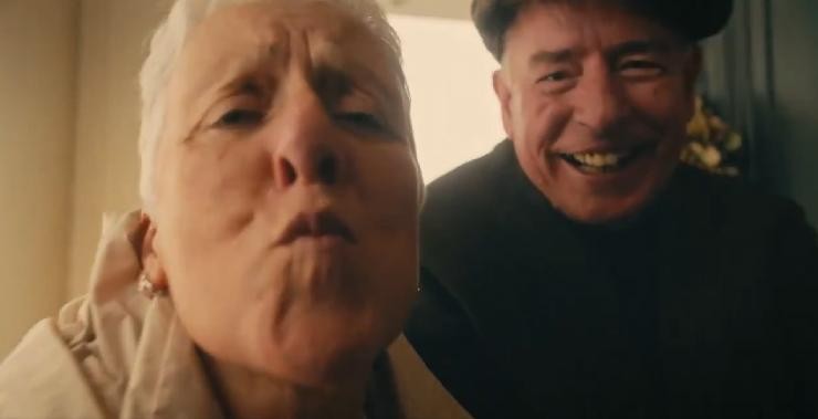 Irlanda dice a los abuelos que pidan permiso antes de abrazar a sus nietos
