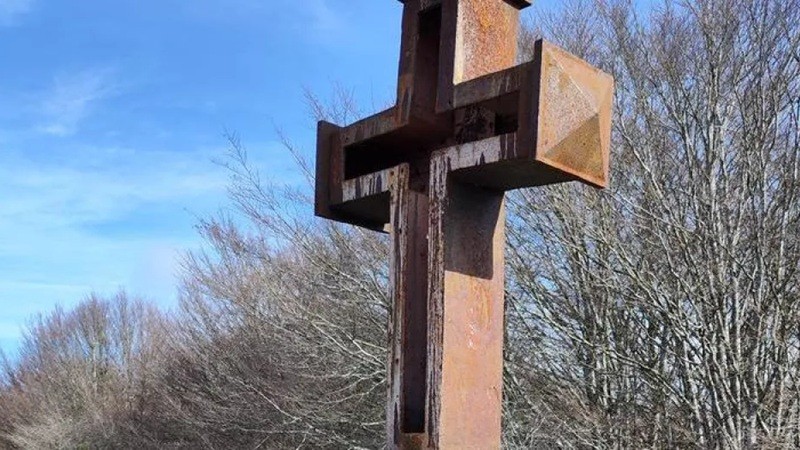 Septiembre se salda con el derribo de dos cruces m�s en el Pa�s Vasco y en Catalu�a con la excusa de que eran franquistas