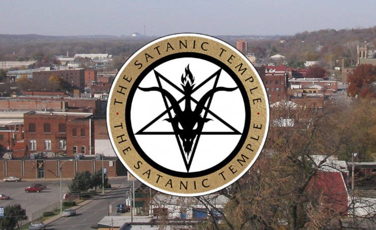 Ayuntamiento comienza reuni�n con oraci�n a Satan�s